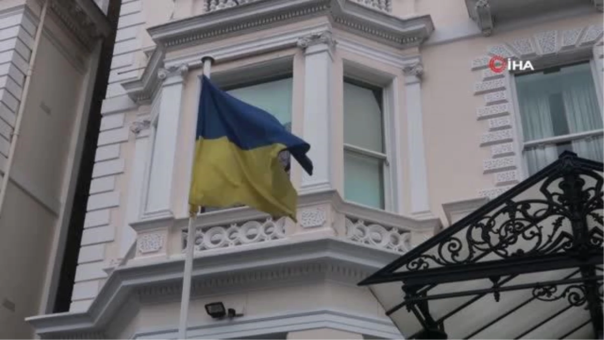 Londra\'da Ukrayna Büyükelçiliği önüne savaşta hayatını kaybedenler için çiçek bırakıldı