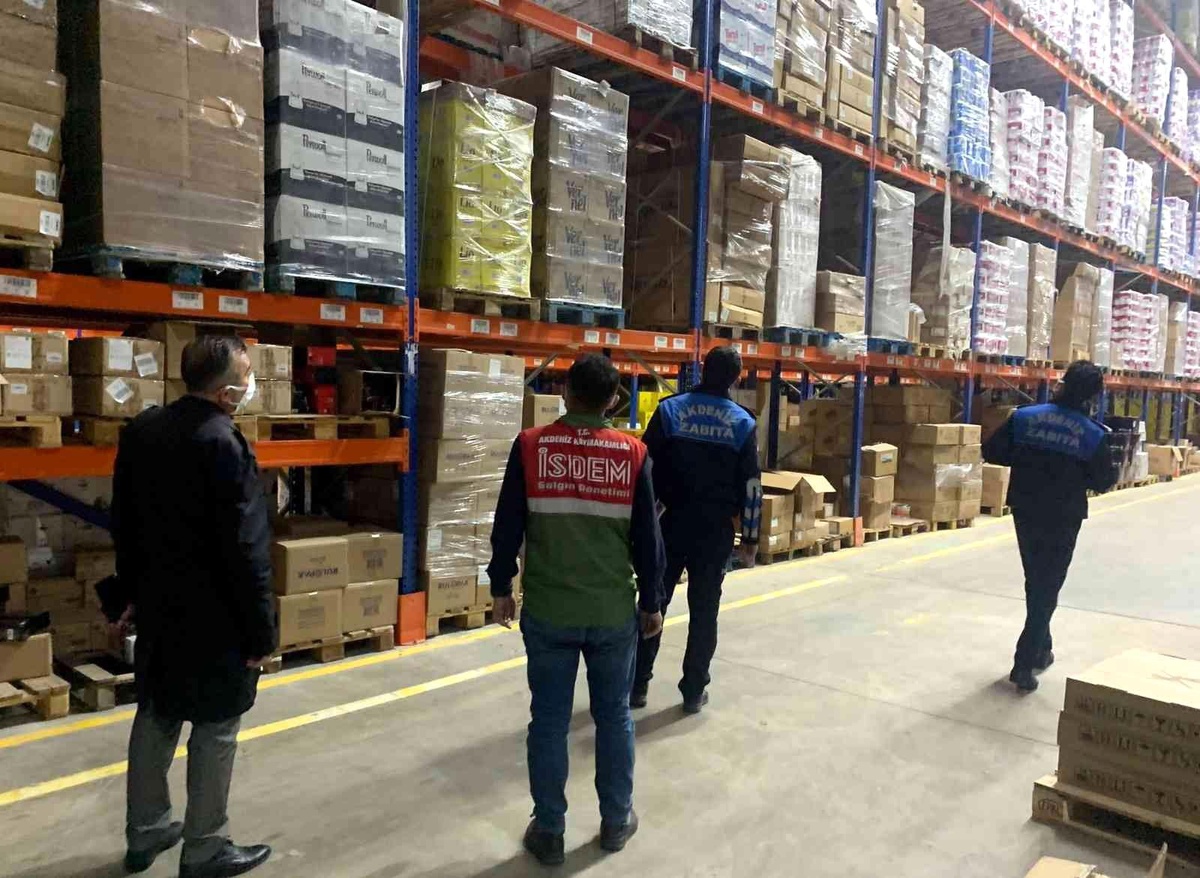 Mersin\'de marketlerin deposunda binlerce litre yağ ele geçirildi