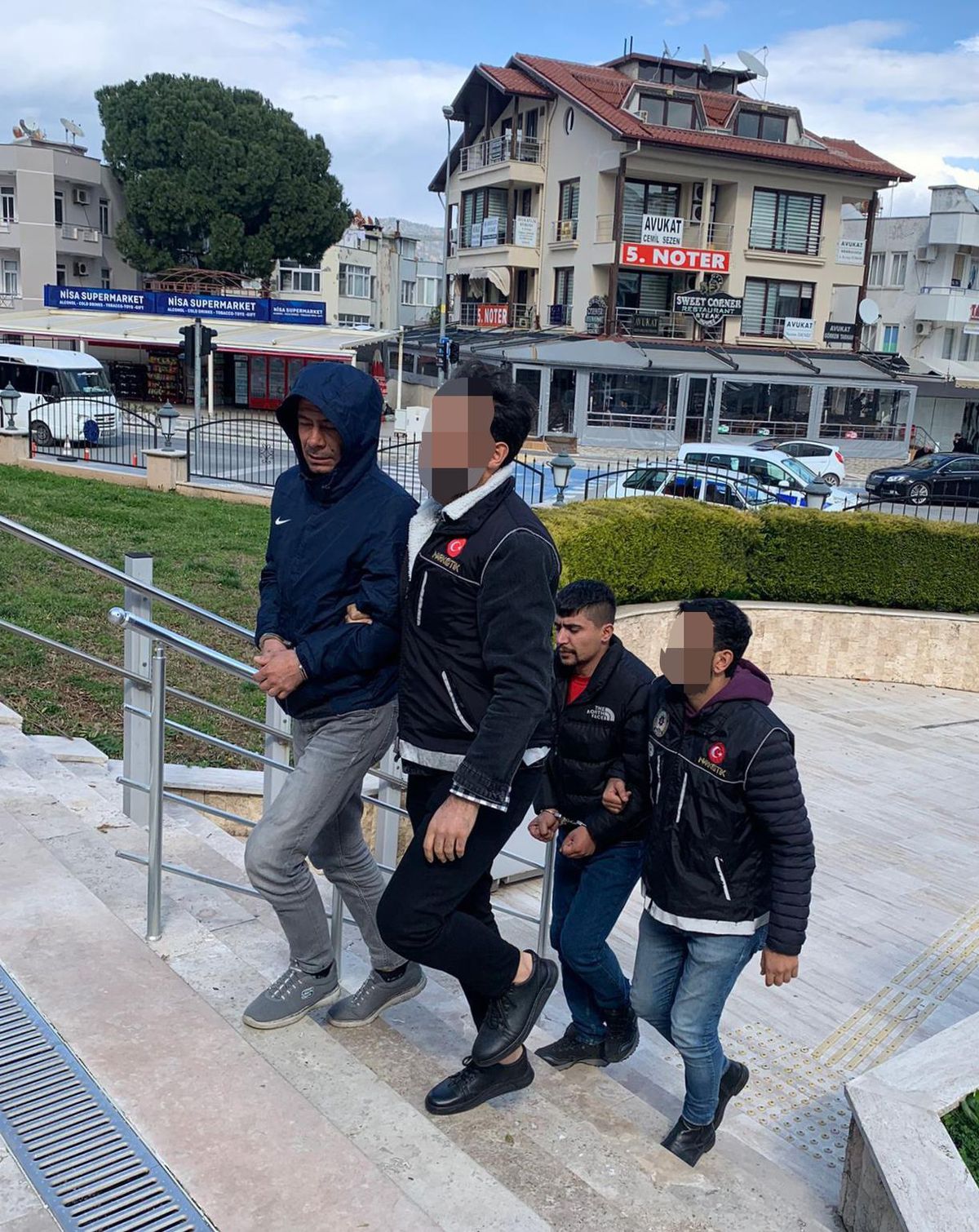 Muğla\'da polis uyuşturucu satıcılarını kargo personeli gibi davranarak yakaladı