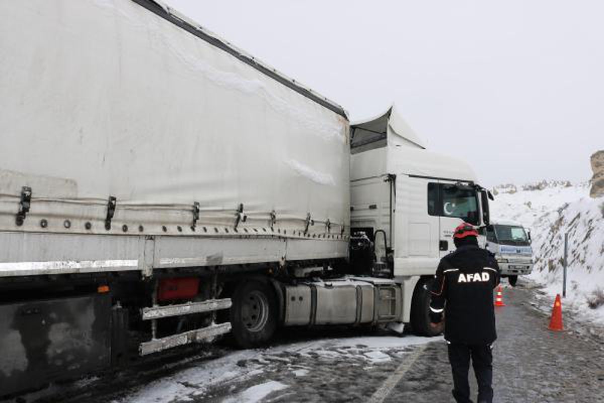 Son dakika haberi! Nevşehir\'de TIR ile kargo kamyonu çarpıştı: 1 ölü