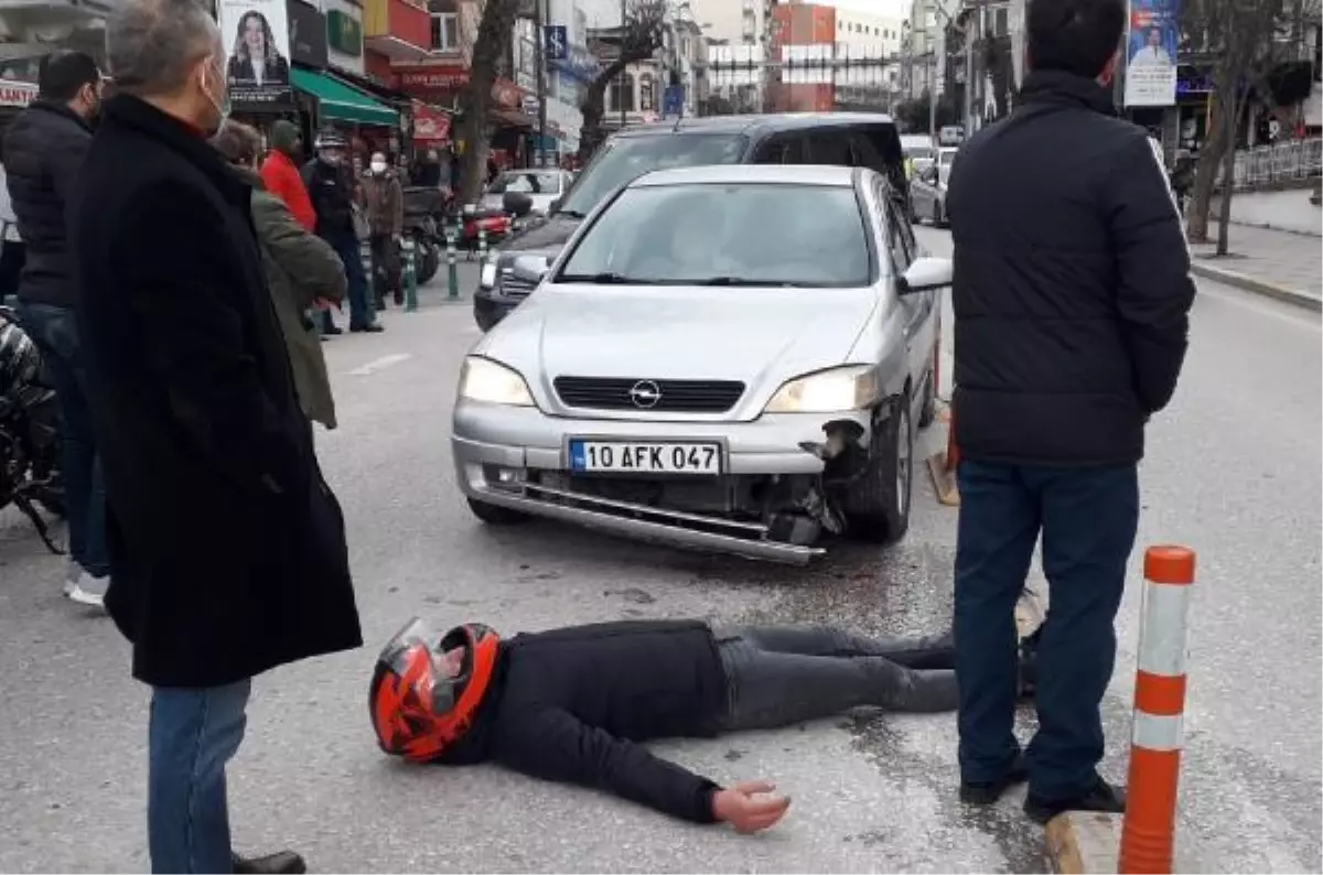 Otomobil, devrilen motosikletin sürücüsüne çarptı