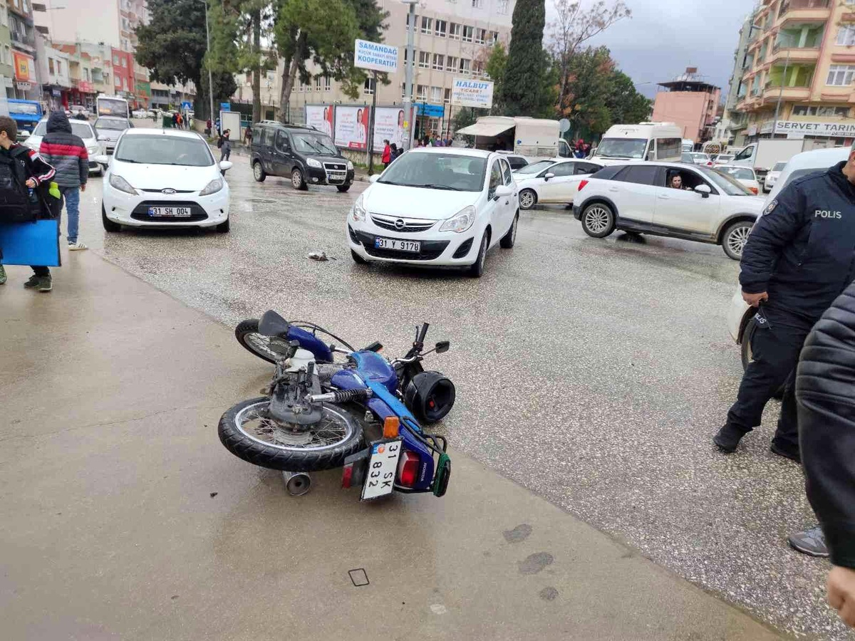 Otomobil ile çarpışan motosikletin sürücüsü yaralandı