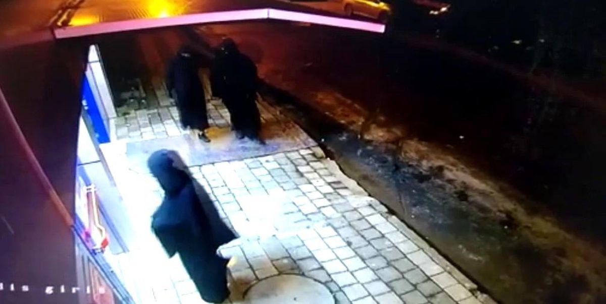 Son dakika haber! Oyuncak silahla soygun girişiminde bulunan çarşaflı şahıslar yakalandı... O anlar kamerada