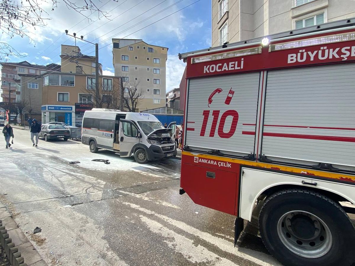 Son dakika haberleri... Park halindeki servis aracının motor kısmında yangın çıktı