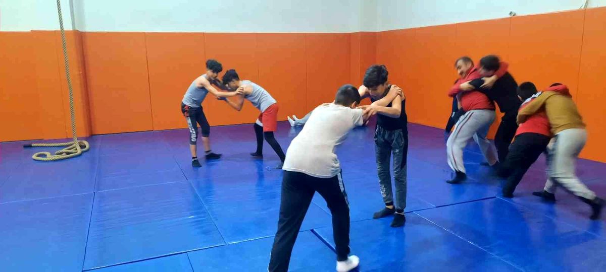Sarıgöl\'de güreş kursu açıldı