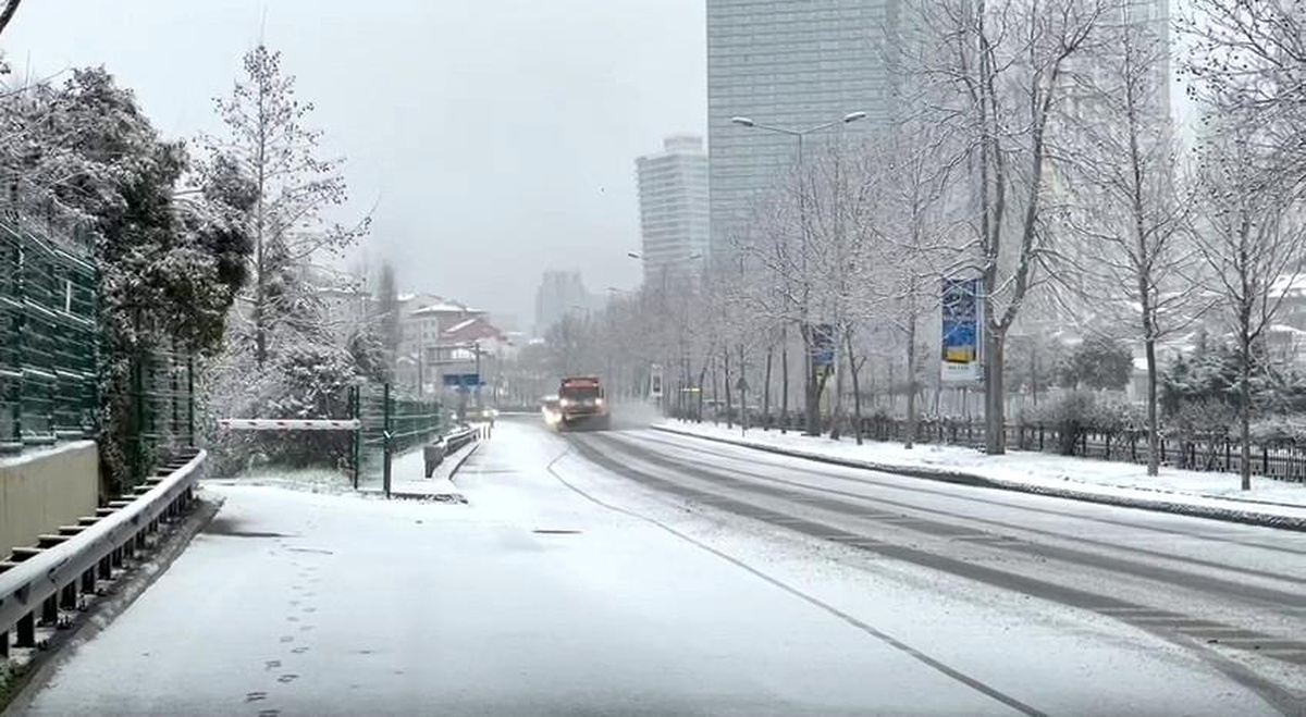 Şişli\'de kar yağışı yolları beyaza bürüdü