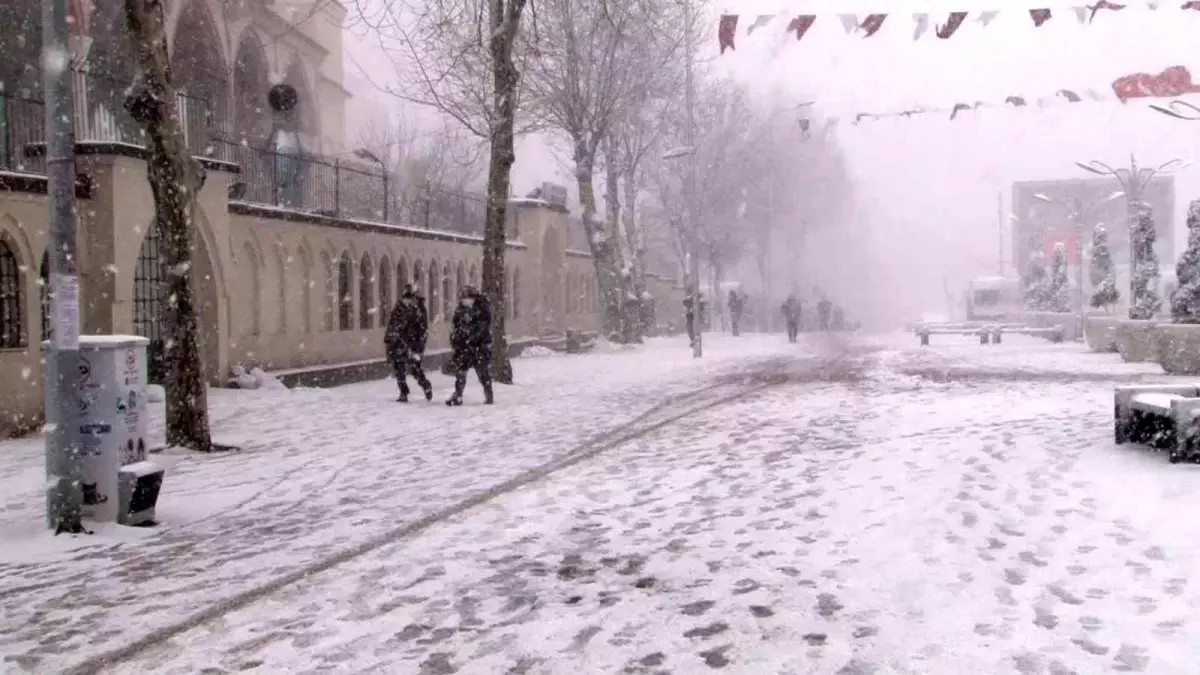Sultangazi'de kar yağışı etkisini arttırarak devam ediyor... Lapa lapa yağan kar ilçeyi beyaza bürüdü