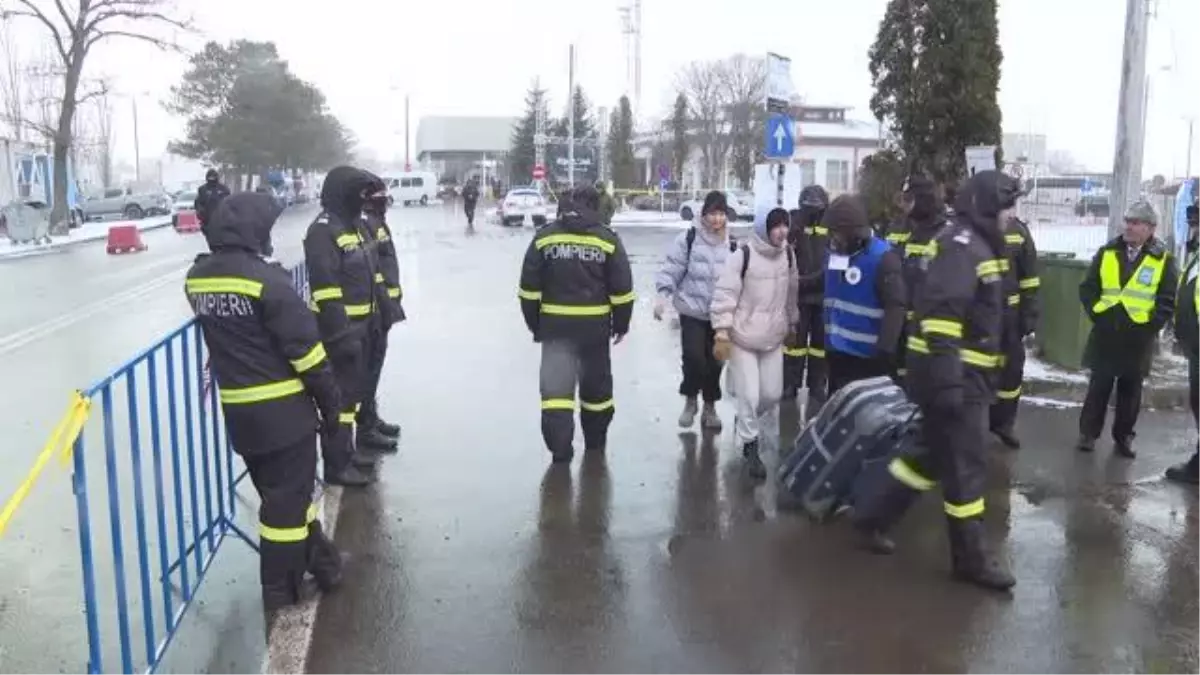 Ukraynalı sivillerin Romanya sınırında bekleyişi