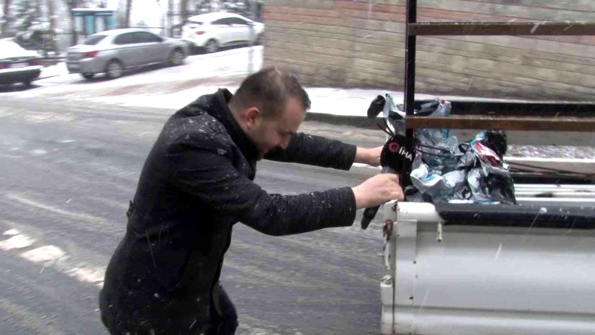 Üsküdar\'da yolda kalan sürücülerin yardımına gazeteciler yetişti
