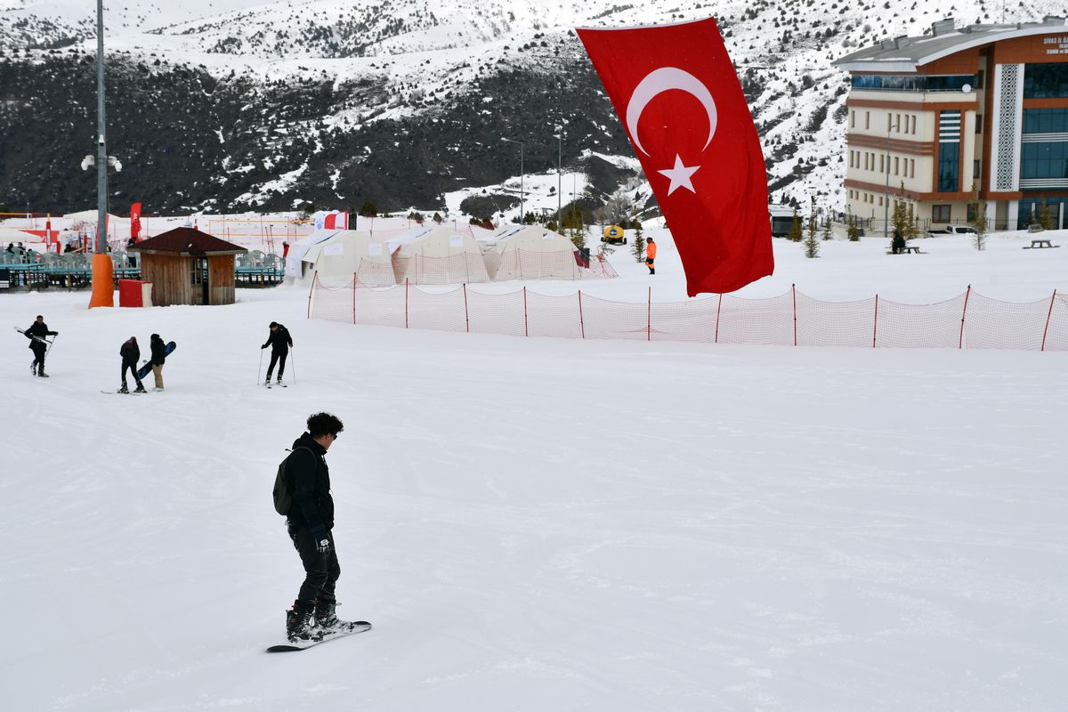 Yıldız Dağı\'nda kar kalınlığı 135 santimetreye ulaştı
