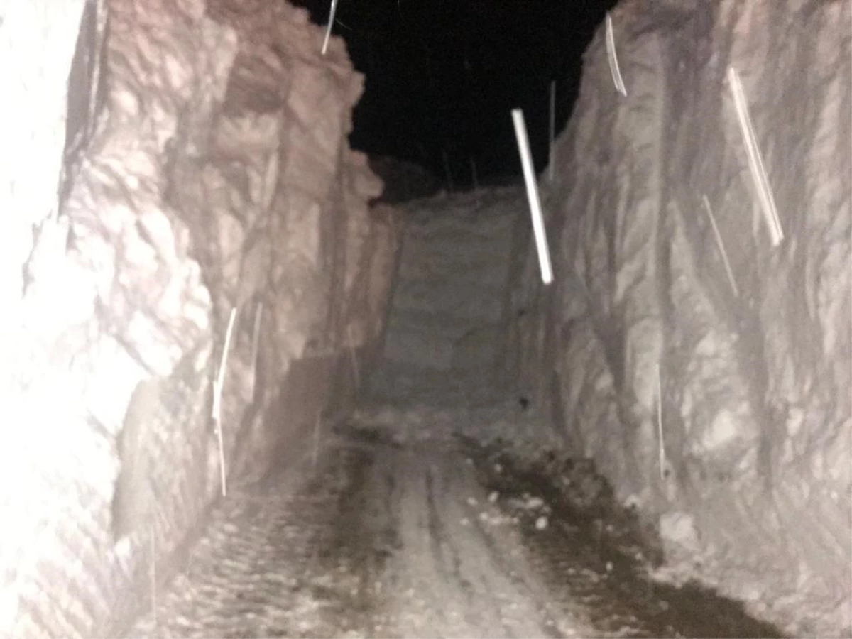 Yolu kapanan köye kardan tünelle ulaşım sağlanıyor