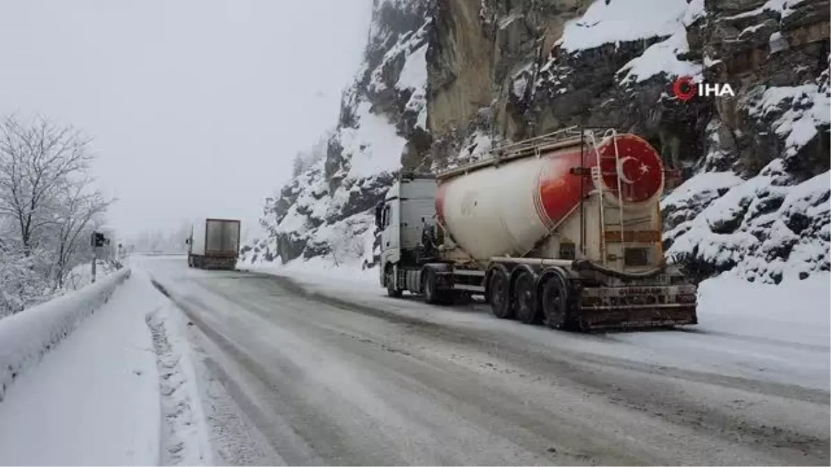 Zigana geçidi kar altında... Zincirsiz yola çıkan araçlar yüzünden trafik sık sık duruyor