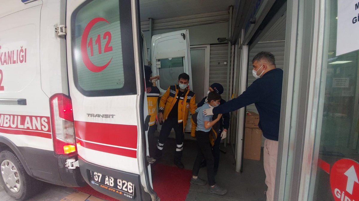 Zonguldak\'ta 16 öğrenci gıda zehirlenmesi şüphesiyle hastaneye kaldırıldı