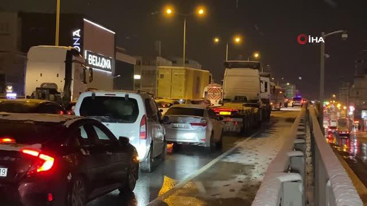 13 aracın karıştığı trafik kazalarında yollar 1 saatin sonunda açıldı