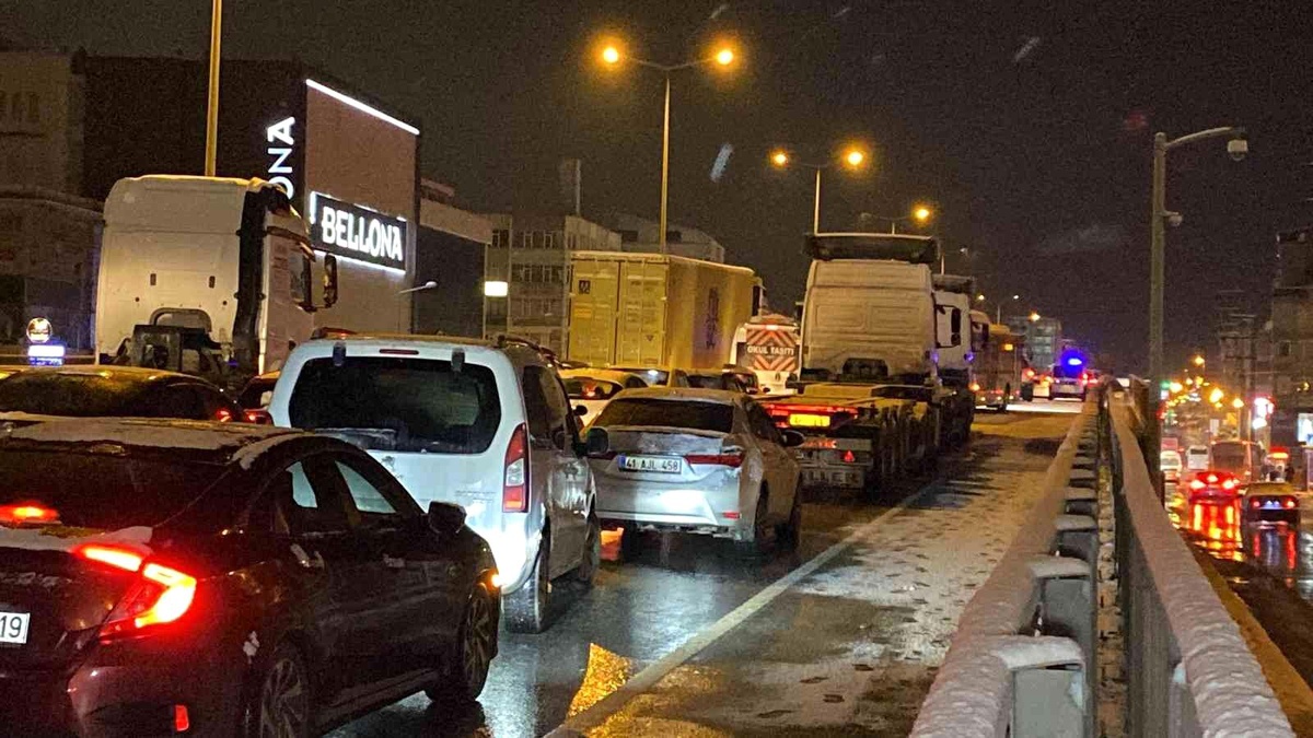 Son dakika haber! 13 aracın karıştığı trafik kazasında yollar 1 saatin sonunda açıldı
