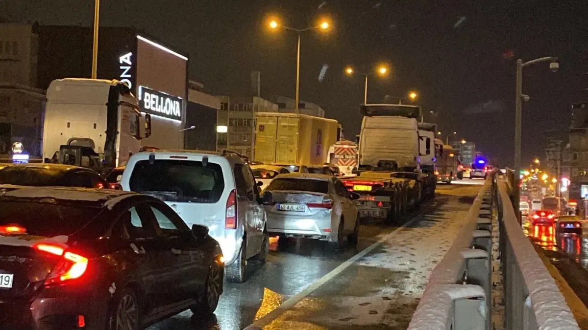 13 aracın karıştığı trafik kazasında yollar 1 saatin sonunda açıldı