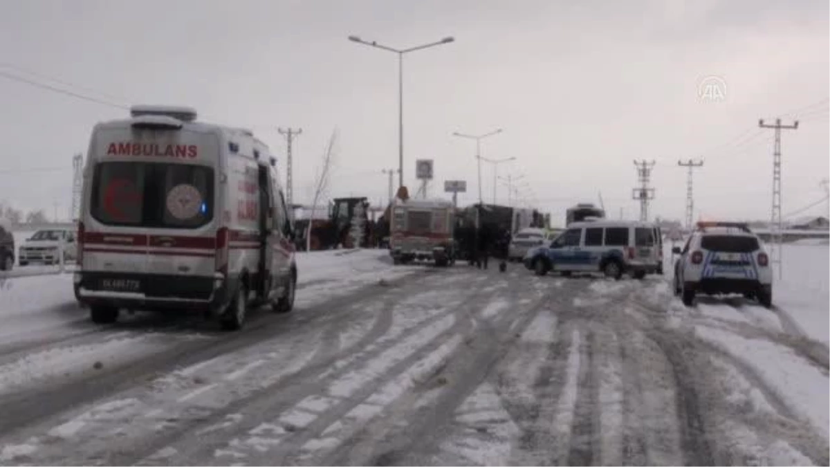 Ağrı\'da devrilen yolcu otobüsündeki 12 kişi yaralandı