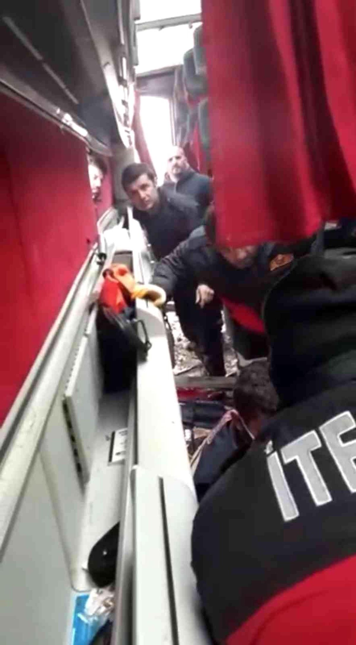 Ağrı\'da yolcu otobüsü devrildi: 12 yaralı