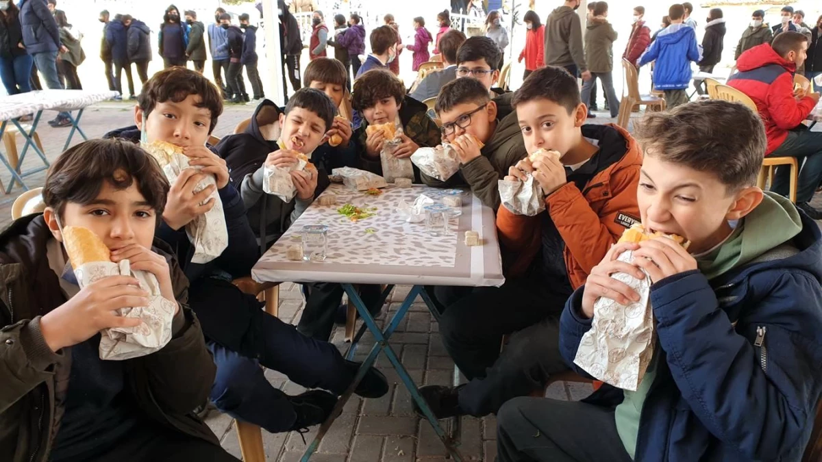 Aydın\'da öğrencilere balık ekmek ikram edildi