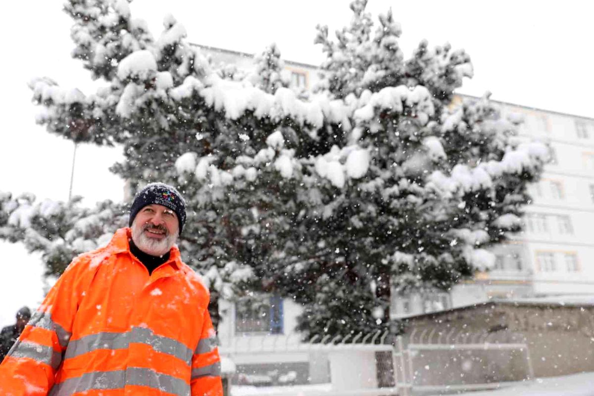 Başkan Çolakbayrakdar kar temizleme çalışmalarını inceledi