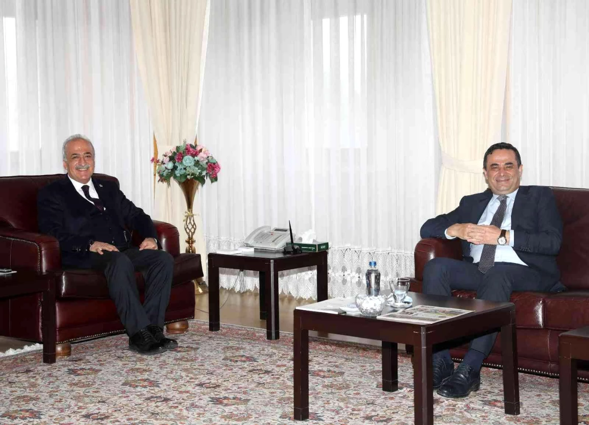 Başkan Mustafa Çetin, Rektör Çomaklı\'ya tebrik ziyaretinde bulundu
