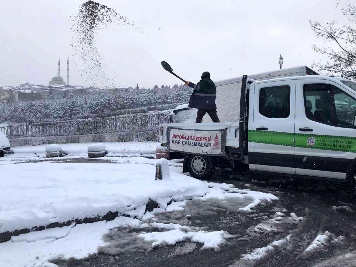 Beyoğlu Belediyesinden karla mücadelede yoğun çalışma