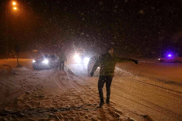 Kar yağışı şiddetini artırdı! Bolu Dağı D100 karayolu geçişi İstanbul yönü araç trafiğine kapatıldı