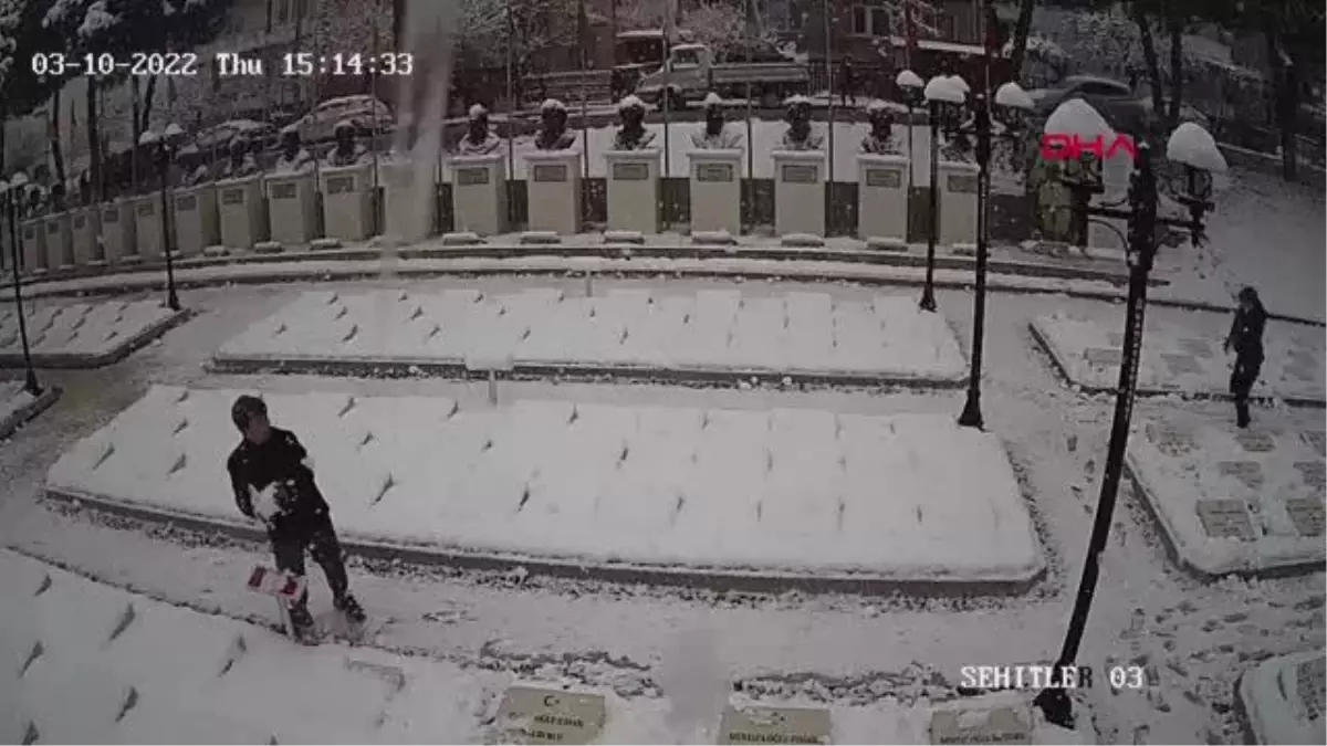 Çanakkale'de şehitlikteki mezar taşlarını temizleyen 2 genç duygulandırdı