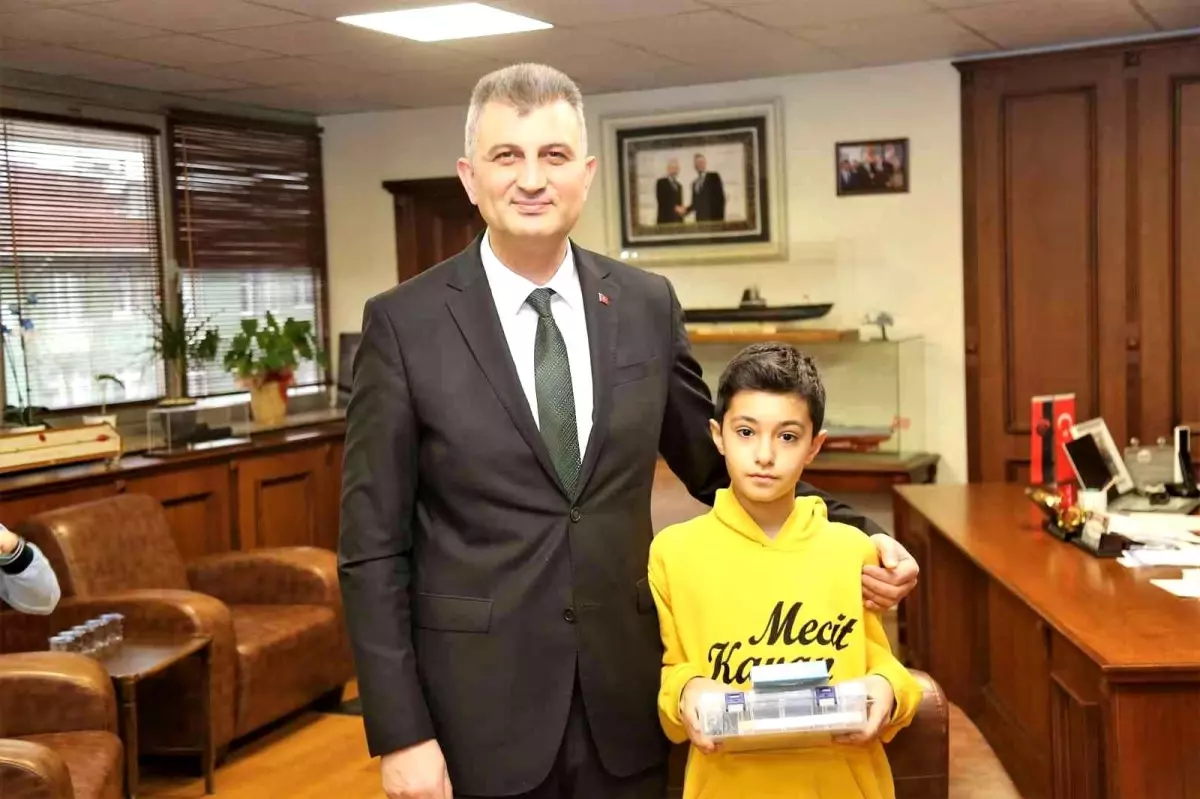 Çevre dostu öğrenciler Başkan Sezer\'e çalışmalarını anlattı