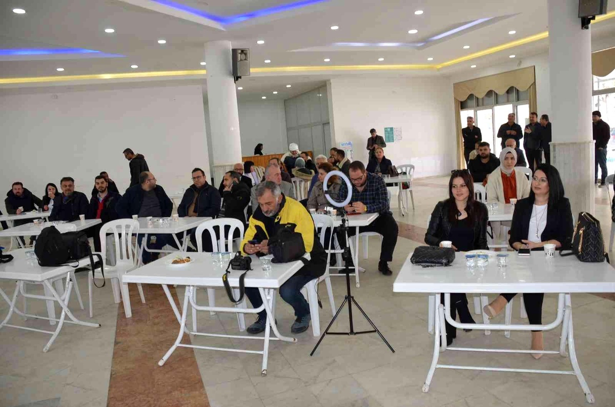 Didim\'de 8 Mart\'ta indirim yapan esnaflara çekilişle hediye verildi
