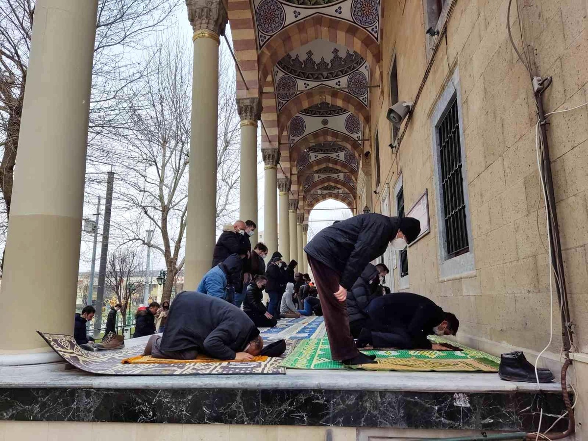 Dondurucu soğukta cami avlusunda cuma namazı