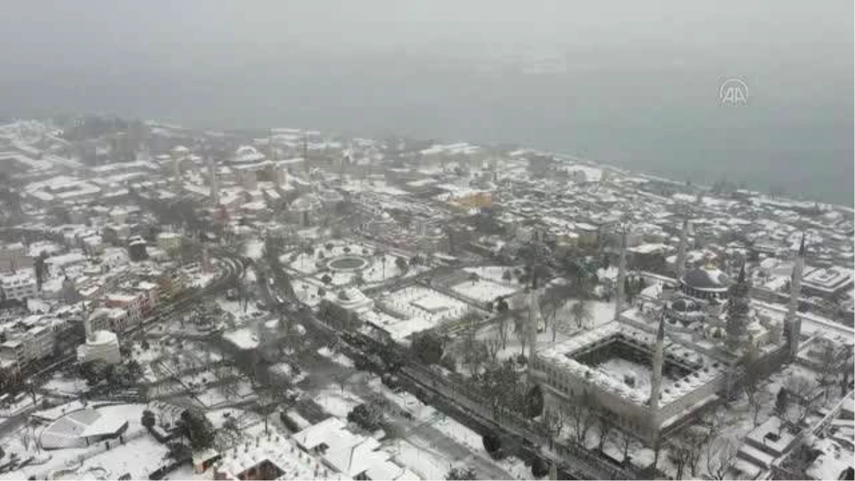 (DRONE) İstanbul\'da etkili olan kar yağışı havadan görüntülendi - Sultanahmet Meydanı