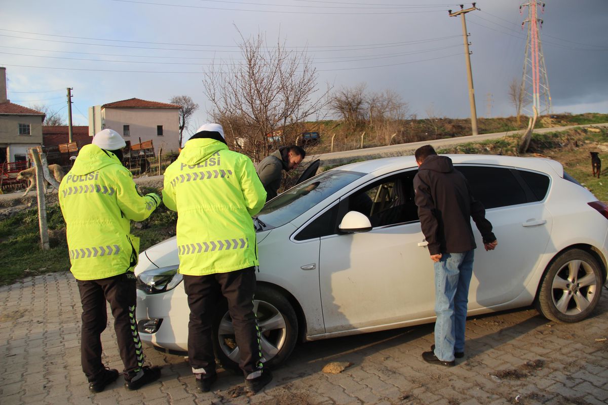 'Dur' ihtarına uymayan araçta çakar lamba ve kesici aletler ele geçirildi