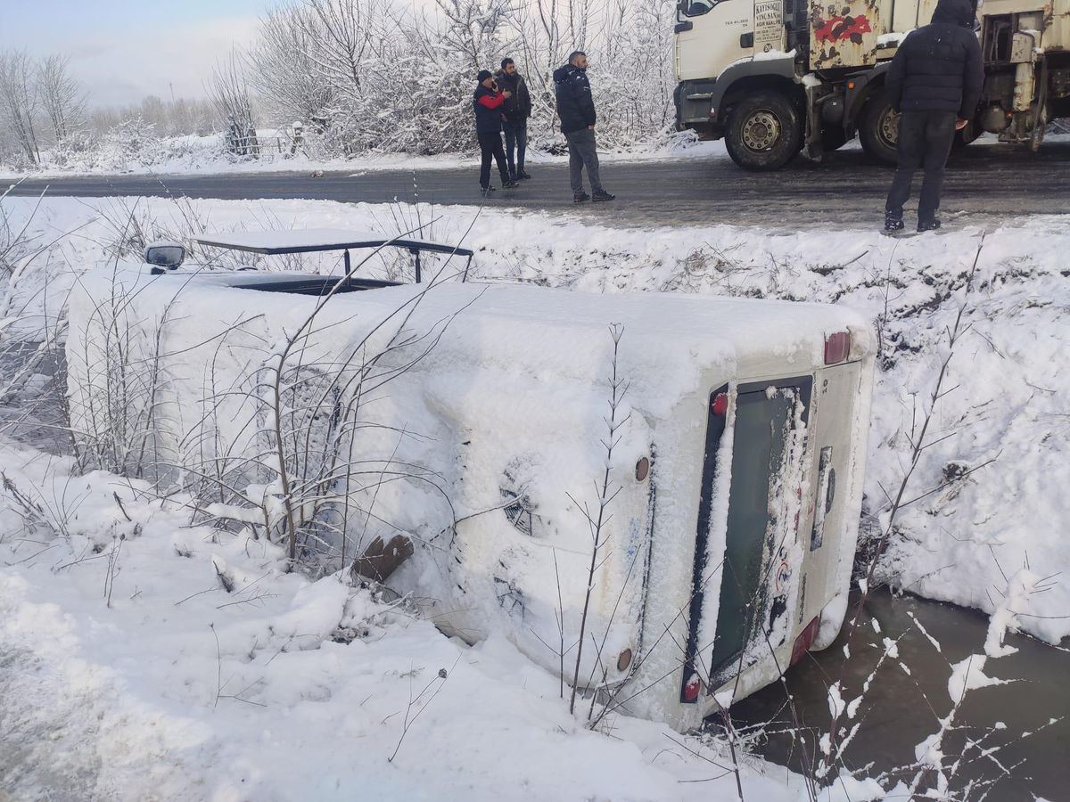 Düzce\'de su kanalına devrilen servis minibüsündeki 12 kişi hafif yaralandı