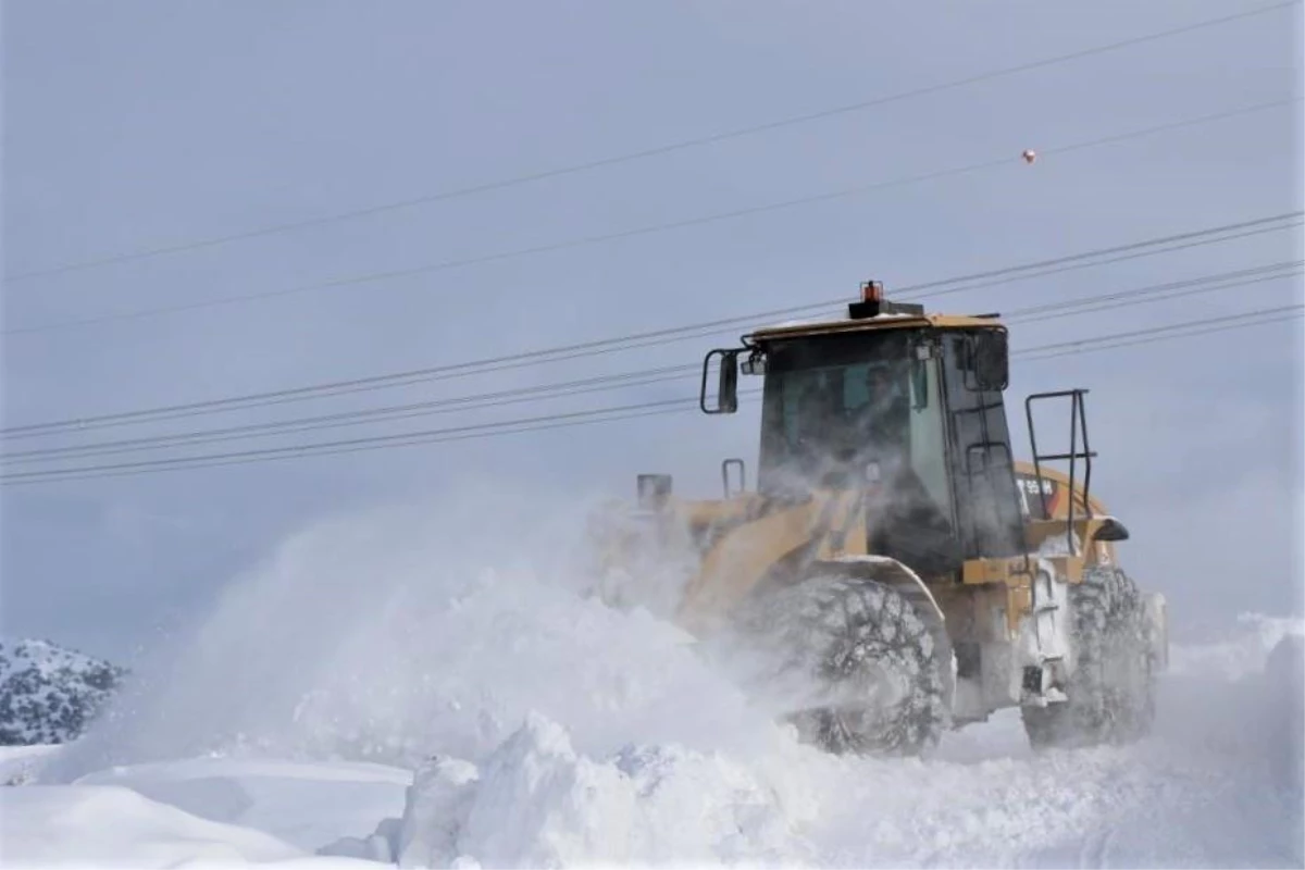 Erzincan\'da kar ve tipiden 294 köy yolu ulaşıma kapalı