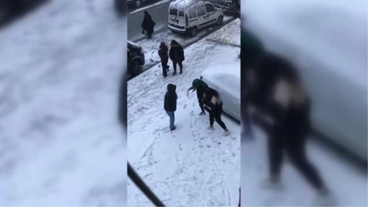 Esenyurt\'ta vatandaşlar karda halay çekti