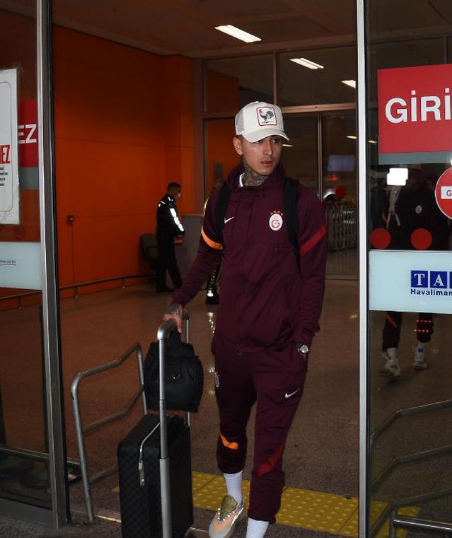 Galatasaray kafilesi İspanya dönüşü İzmir'de