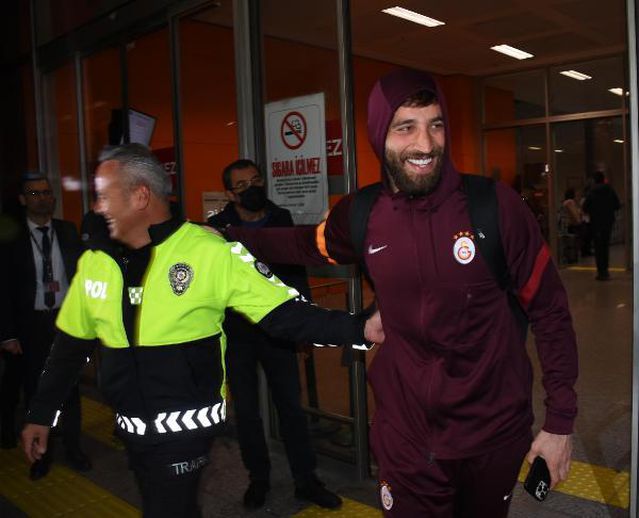 Galatasaray kafilesi İspanya dönüşü İzmir'de