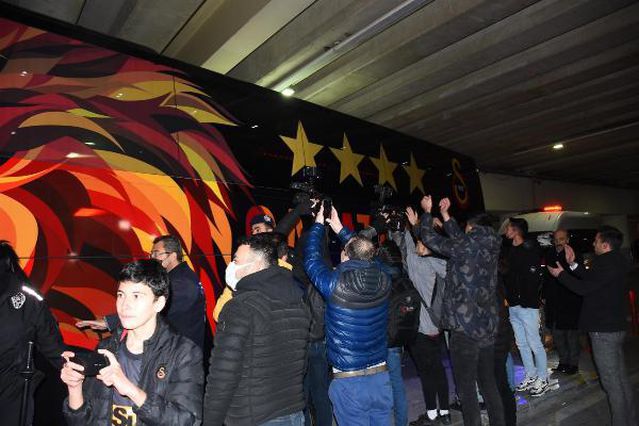 Galatasaray kafilesi İspanya dönüşü İzmir'de