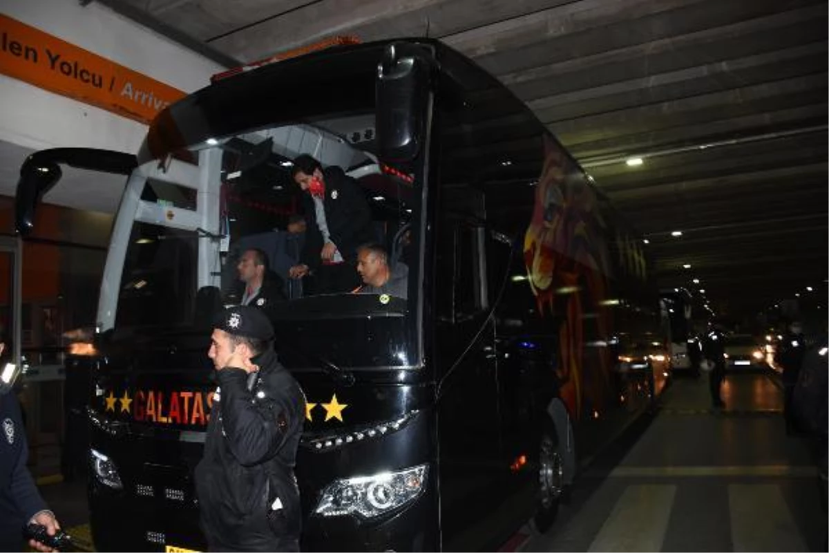 Galatasaray kafilesi İspanya dönüşü İzmir\'de