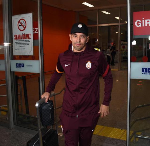 Galatasaray kafilesi İspanya dönüşü İzmir'de