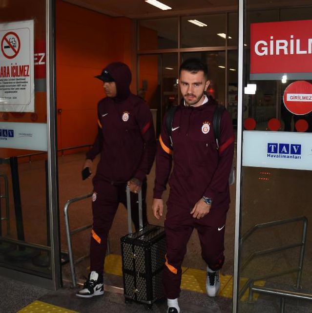 Galatasaray kafilesi İspanya dönüşü İzmir'de