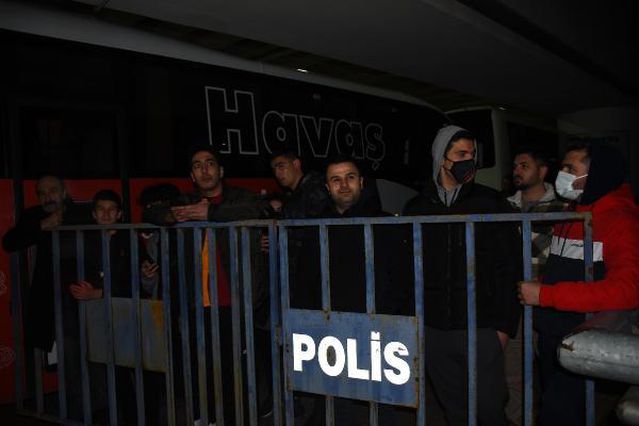 Galatasaray kafilesi İspanya dönüşü İzmir'de