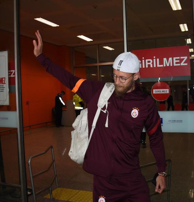 Galatasaray kafilesi İspanya dönüşü İzmir'de