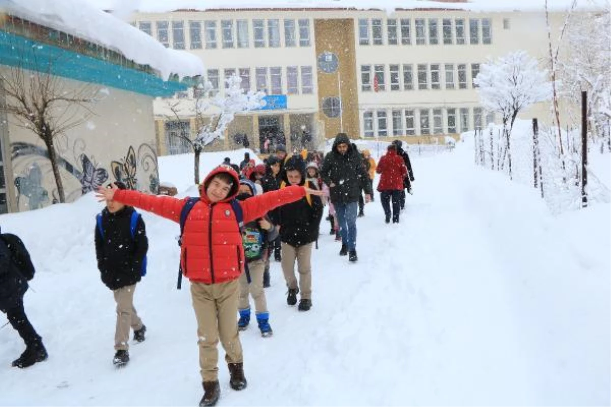 HAKKARİ\'DE KAR YAĞIŞI; OKULLAR TATİL EDİLDİ, 84 YERLEŞİM YERİNİN YOLU KAPANDI