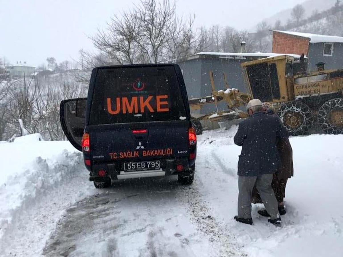 Çarşamba\'da kar nedeniyle kapanan yollar açılarak mağduriyetler gideriliyor