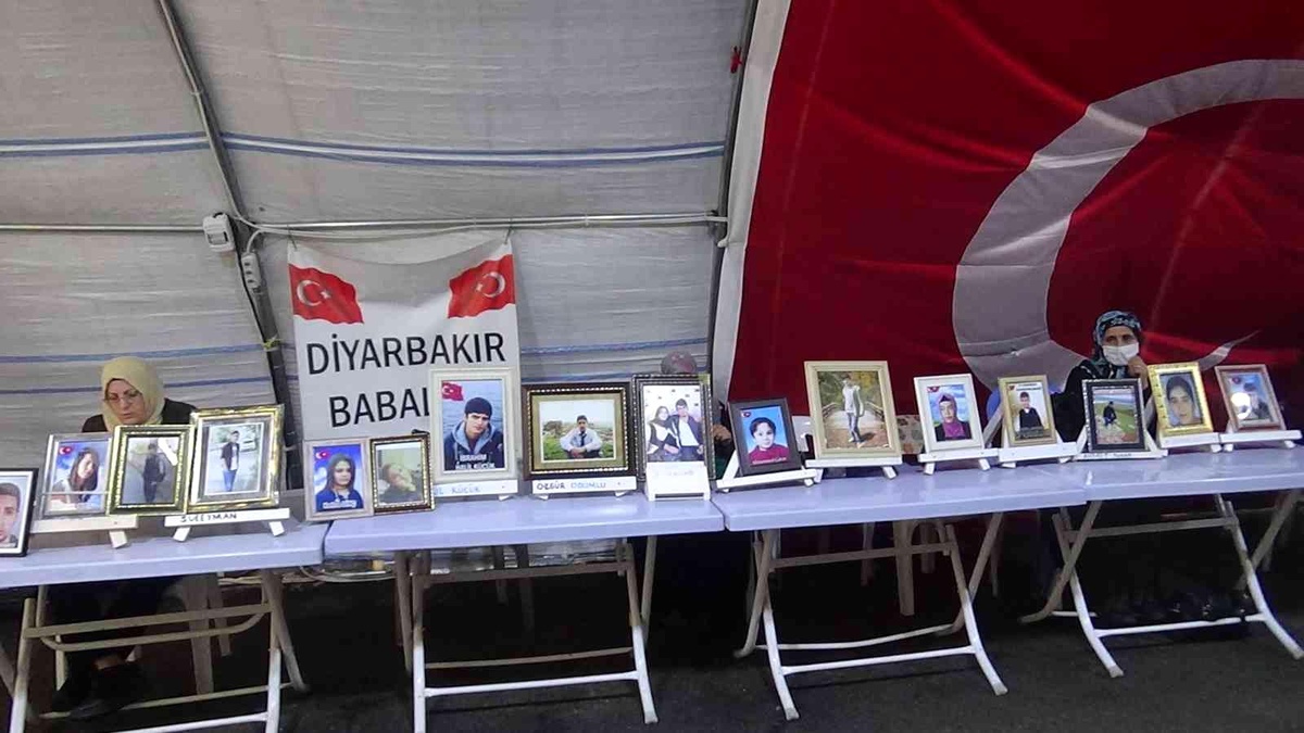 HDP önünde evlat nöbeti tutan ailelerin direnişi 921. gününde sürüyor