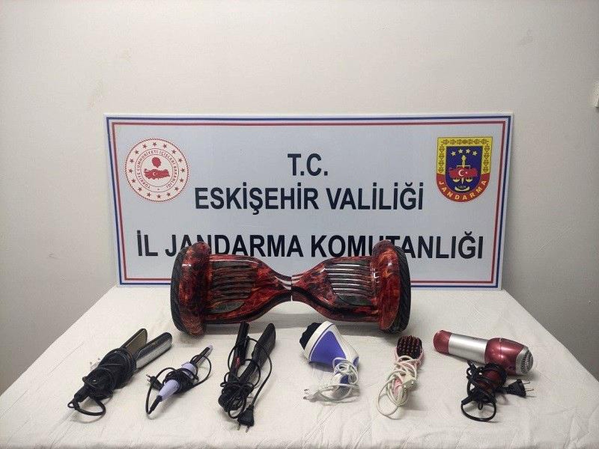 Hırsızlık şüphelisi 7 kişi çaldıkları malzemelerle birlikte yakalandı