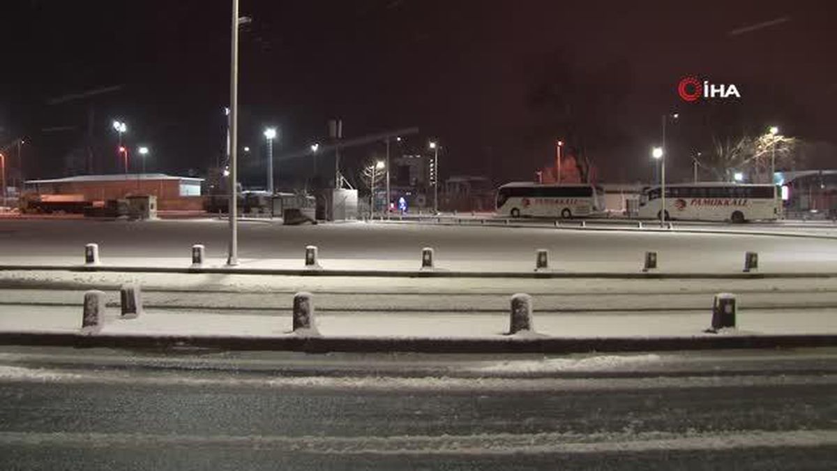 İstanbul Anadolu yakasında sabah saatlerinde kar yağışı etkili oldu