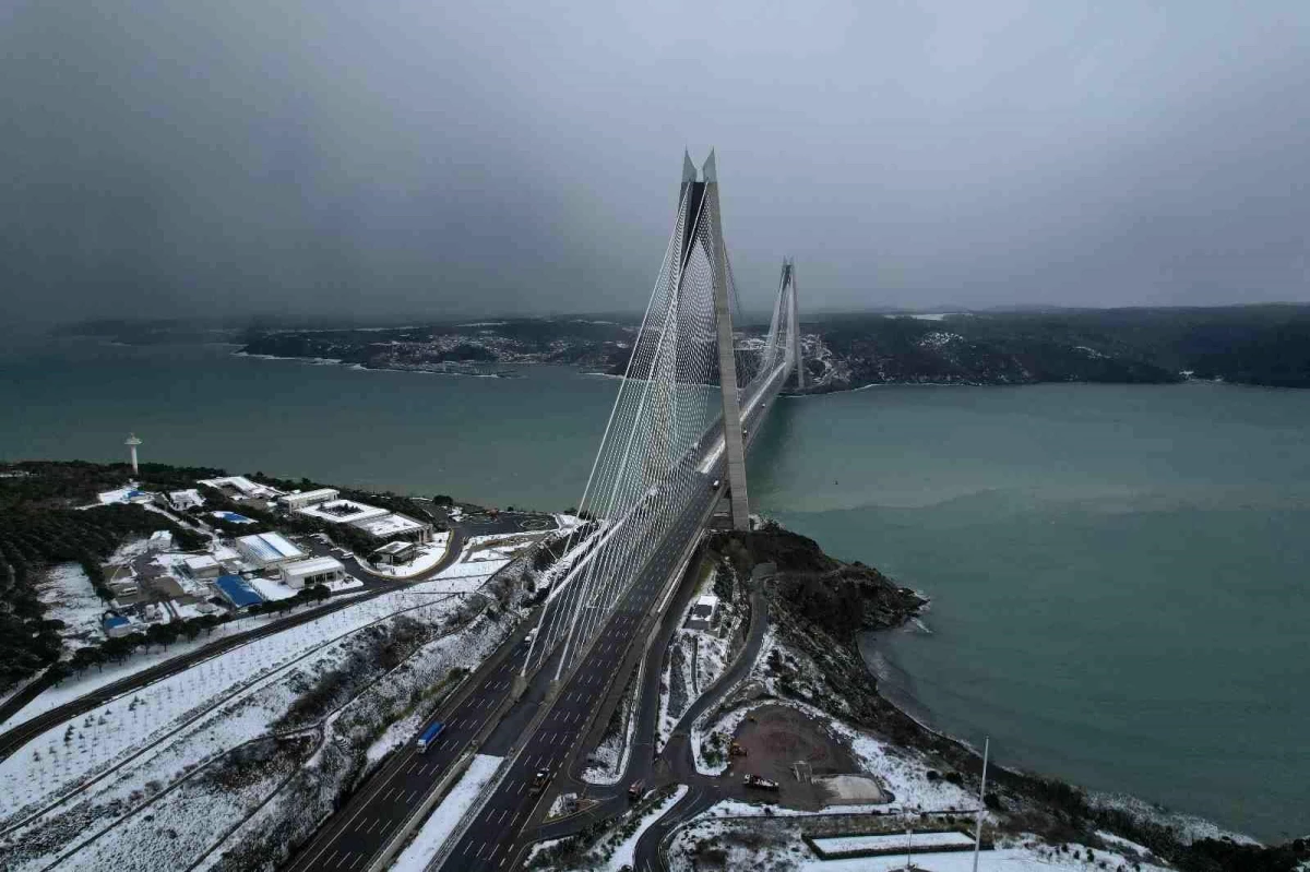 İstanbul Boğazı\'nda kar manzarası